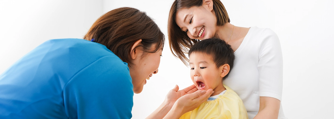 paediatrician checking for signs of food allergies in a child’s mouth