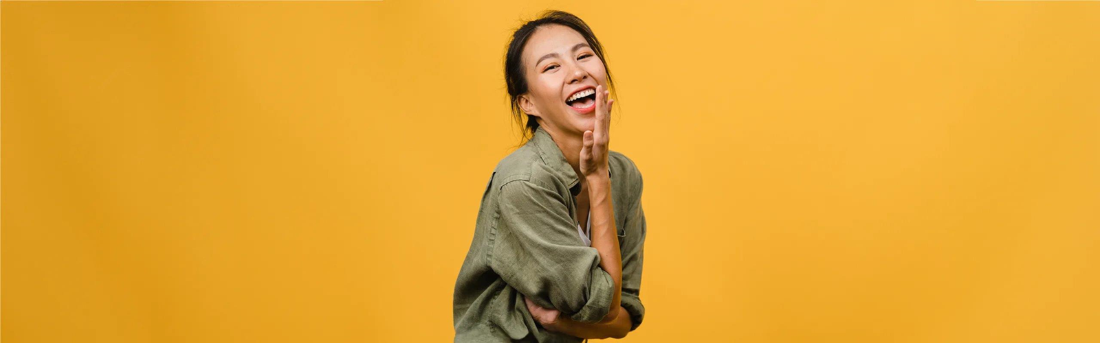 微笑的女性，传达关于月经健康的安心感